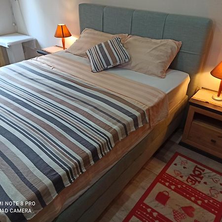 Studio Apartman Lea Pola Esterno foto